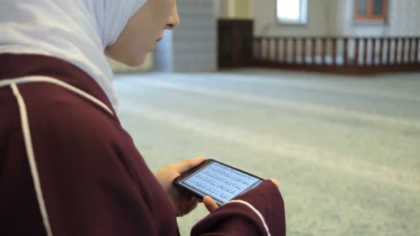 Online Koran Reciting Muzułmańskie Hidżab Dziewczyna Koran Ekranie Telefonu Kultu — Wideo stockowe