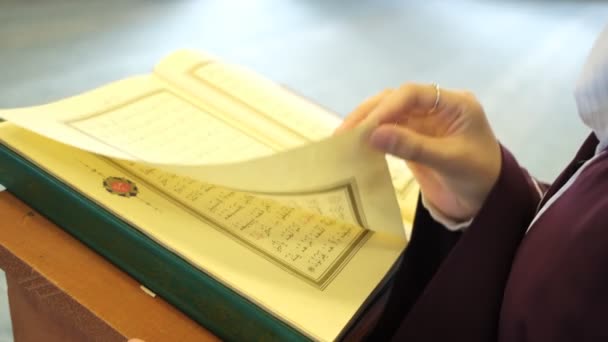 Zmień Stronę Koranie Palec Koranie Zdań Czytanie Modlitwy Książki Meczecie — Wideo stockowe