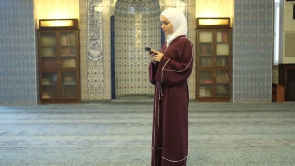 Gadis Hijabi Tampilkan Layar Hijau Menampilkan Layar Hijau Tangan Gadis — Stok Video