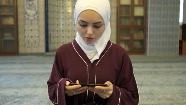 Quran Reciting Phone Quran Recitation Online Plattform Asiatisk Muslimsk Flicka — Stockvideo