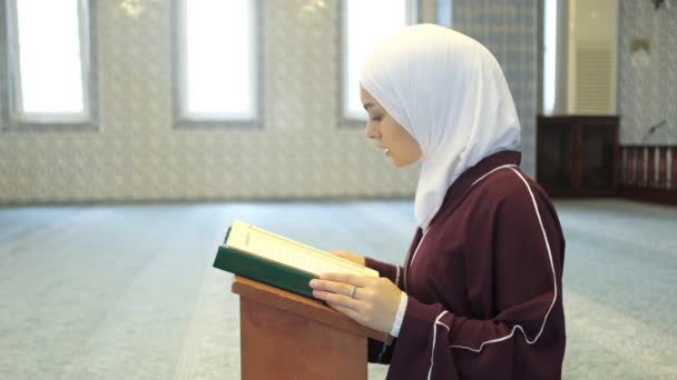 Muzułmanka Reciting Lectern Azjatycki Muzułmanin Dziewczyna Siedzi Kolanach Recytując Koran — Wideo stockowe