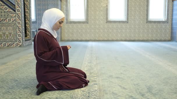 Ασιάτισσες Προσεύχονται Στο Τζαμί Κορίτσι Χιτζάμπ Προσεύχεται Στο Τζαμί Σηκώνει — Αρχείο Βίντεο