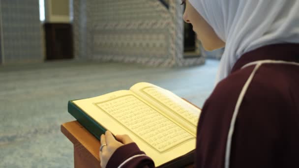 穆斯林女孩祈祷 古兰经 在清真寺里祈祷的女孩形象 伊斯兰崇拜和祈祷的形式 — 图库视频影像