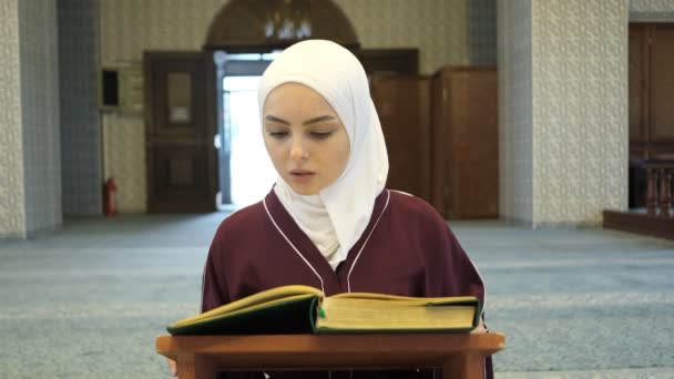 亚洲女孩祷告讲台 年轻女孩在清真寺里进行伊斯兰崇拜 亚洲女孩在清真寺里朗诵昆兰 — 图库视频影像