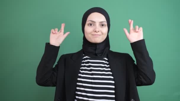 Hlava Šátek Slibuje Mladá Dívka Náboženství Věřit Před Chroma Klíč — Stock video