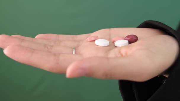 Detailní Pilulky Ruce Hrst Venkovní Pilulky Před Klíčem Chroma Barevné — Stock video