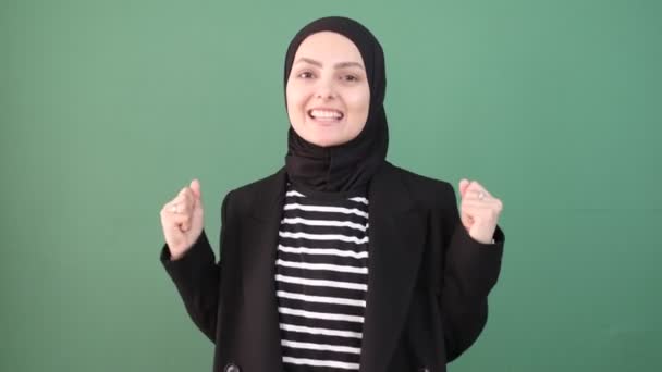 Ісламська Людина Захоплюється Дівчина Почувається Чудово Перед Ізольованим Зеленим Фоном — стокове відео