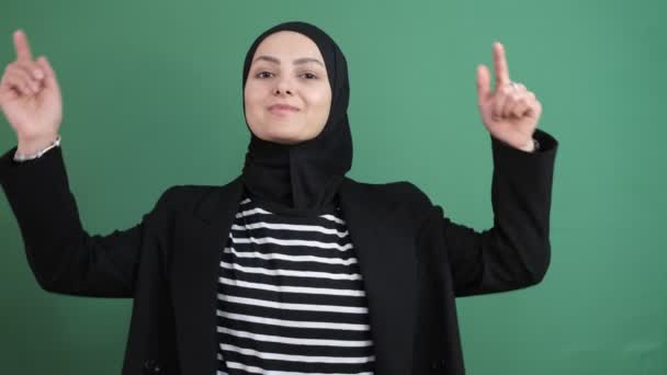Μουσουλμάνα Κορίτσι Υπογράψει Χέρια Κάτω Σωστή Κατεύθυνση Νεαρός Που Δείχνει — Αρχείο Βίντεο