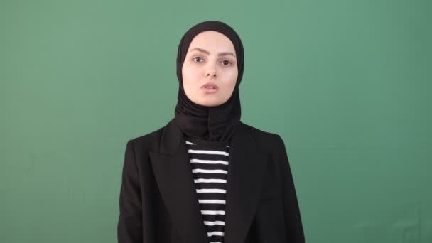 Мусульманская Женщина Тихо Девушка Перестать Говорить Перед Хрома Ключ Выражение — стоковое видео