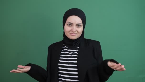 Muchacha Musulmana Saludando Mano Bye Bye Persona Joven Sabe Signo — Vídeo de stock