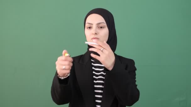 Zakazane Niezdrowe Papierosy Niezdrowe Napoje Palenie Zabija Obraz Hidżabskiej Kobiety — Wideo stockowe