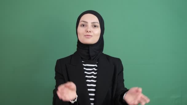 이슬람 소녀의 소녀는 앞에서 손뼉을 인사를 했습니다 — 비디오