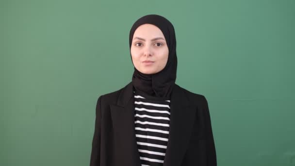 Жіночий Мусульманський Ідеальний Знак Перед Ключем Хроми Молода Хіджаб Дівчина — стокове відео