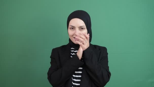 Hijab Dziewczyna Wygrać Znak Strony Hijab Dziewczyna Pocierać Ręce Przed — Wideo stockowe