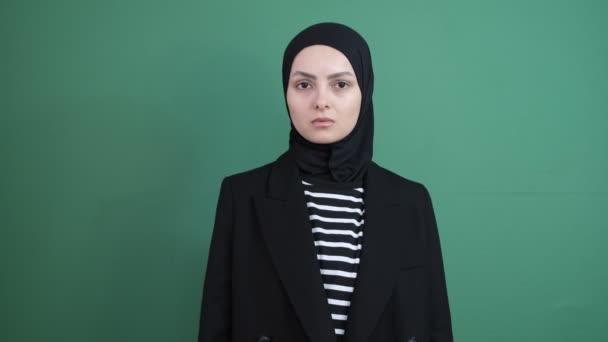 Mulher Muçulmana Inacreditável Espantada Jovem Choque Frente Fundo Verde Isolado — Vídeo de Stock