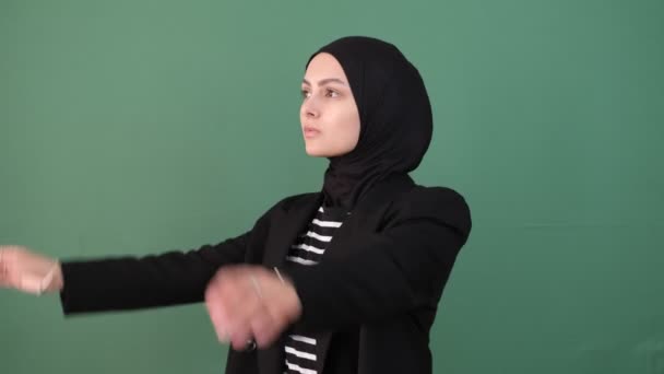 Musulmane Fille Levant Les Bras Aider Hijab Fille Expression Inquiet — Video