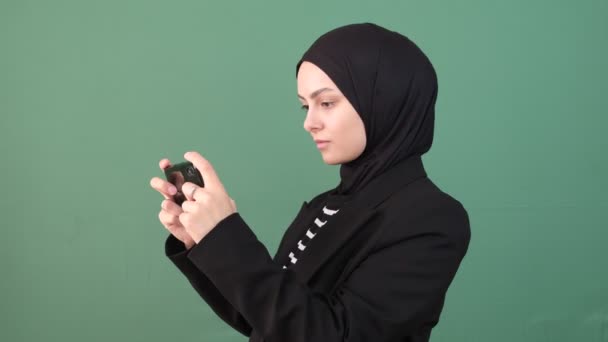 Moslim Vrouw Spel Telefoon Spelen Jonge Persoon Zeer Voorzichtig Uitziende — Stockvideo