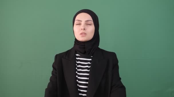 穆斯林妇女厌倦了绿色屏风 年轻如早起 睡在绿色背景前的女孩 — 图库视频影像
