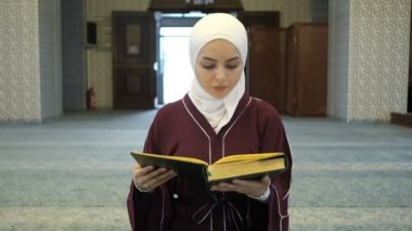 Müslüman Kadın El-Kuran okuyor, camide namaz kılıyor, tesettürlü kadının duası, Kuran 'dan dua eden Asyalı Müslüman.