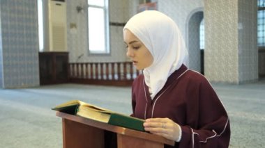 Kuran okuyan kız, dizlerinin üzerine çöküp Kuran okuyan Asyalı Müslüman kız camide İslam ibadeti yapan genç kız.
