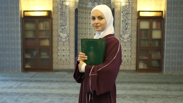 Azjatycka Muzułmanka Uśmiechnięta Hidżabka Koranem Ręku Meczecie Młodzi Członkowie Islamu — Wideo stockowe