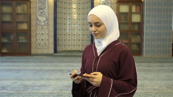 Hijabi Girl Introduzir App Mostrando Tela Verde Nas Mãos Menina — Vídeo de Stock