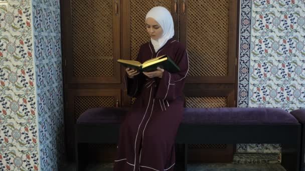妇女在清真寺祈祷古兰经在清真寺诵读古兰经 用阿拉伯字母诵读神圣的宗教书籍 用古兰经诵读亚洲女孩 — 图库视频影像