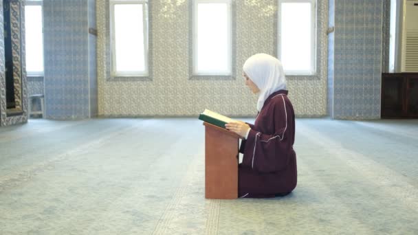 Hijabi Woman 모스크 에서의 이슬람 무릎을 Quran 암송하는 아시아의 음악적 — 비디오