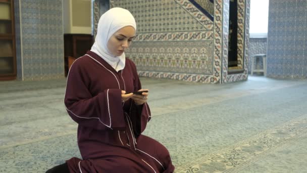 Muselman Kvinnor Använda App Flicka Med Online Plattform Med Islamisk — Stockvideo