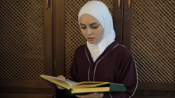 亚洲妇女可兰经 通过诵读古兰经 伊斯兰祈祷和请求 以阿拉伯语字母书写神圣的宗教书籍 来进行头巾祈祷的女孩 — 图库视频影像