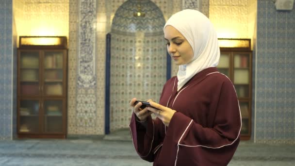 Мусульманські Жінки Онлайн Ісламська Книга Показ Зеленого Екрану Руках Дівчинки — стокове відео