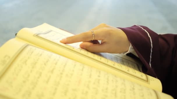 Kuran Yakın Çekimde Okumak Kuran Cümlelerini Takip Etmek Camideki Kitaptan — Stok video