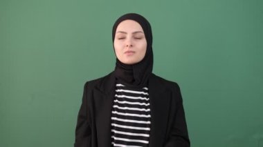 İslami bir kız esnemeli, tesettürlü bir kız uykulu, genç, krom anahtarın önünde ağzı açık, kadın ifadesi yorgun