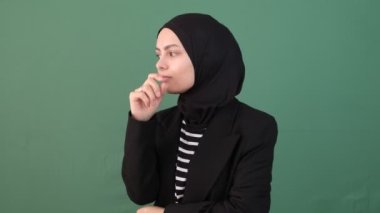 Yeşil ekranın önünde öksüren bir kadın, boğazı ağrıyan bir kadın, hasta bir kız, mutsuz bir kadın.