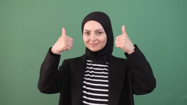 Muszlim Oké Minden Rendben Gesztusok Mosoly Fiatal Ember Előtt Zöld — Stock videók