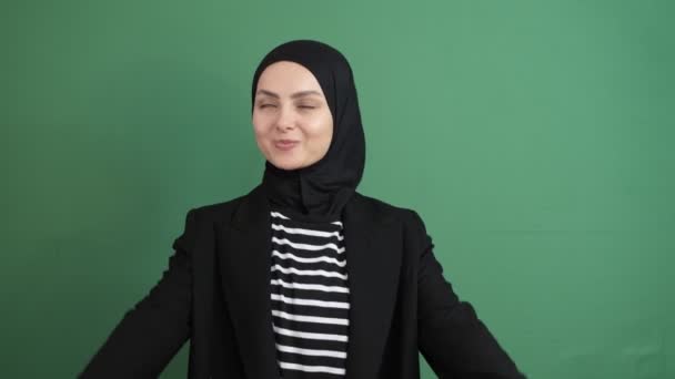Мусульманская Женщина Появляется Хиджаб Девушка Знак Палец Перед Зеленым Экраном — стоковое видео