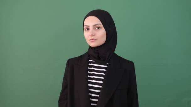 Moslim Tiener Vrouw Teken Knik Hijab Meisje Wijzen Voorkant Van — Stockvideo