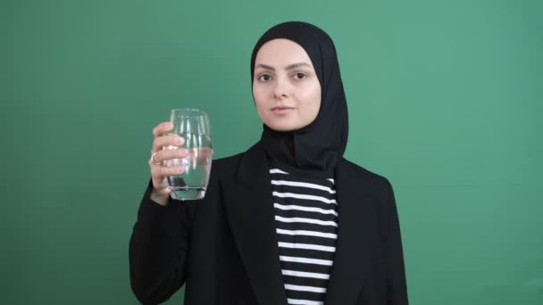 Мусульманка Яка Воду Дівчина Підписує Воду Перед Зеленим Екраном Бере — стокове відео
