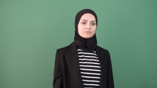 Μουσουλμάνα Κοπέλα Που Ακούει Απώλεια Μπροστά Στην Πράσινη Οθόνη Γυναίκα — Αρχείο Βίντεο