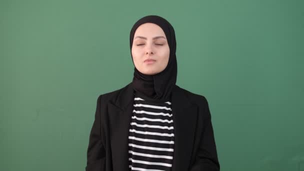 Chica Islámica Bostezar Hijab Chica Sueño Gape Joven Frente Croma — Vídeos de Stock