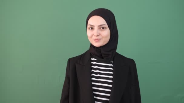 Flicka Gör Okey Green Bakgrund Muslimsk Kvinna Okey Ung Person — Stockvideo