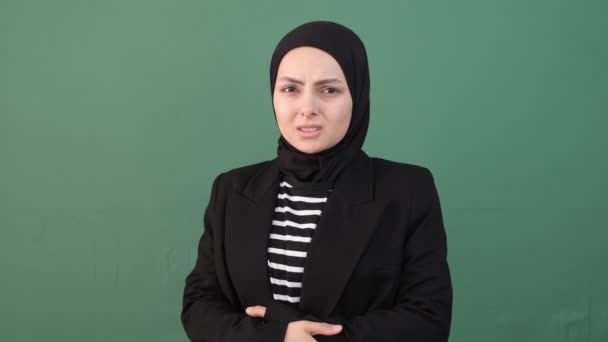 Stomachache Woman Suddenly Sick Woman Front Isolated Green Background Muslim — Stock Video