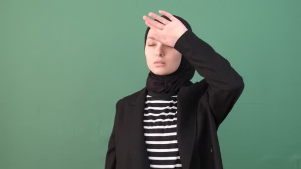 Hijab Ragazza Stanca Ragazza Essere Sopraffatta Mano Sulla Testa Giovane — Video Stock