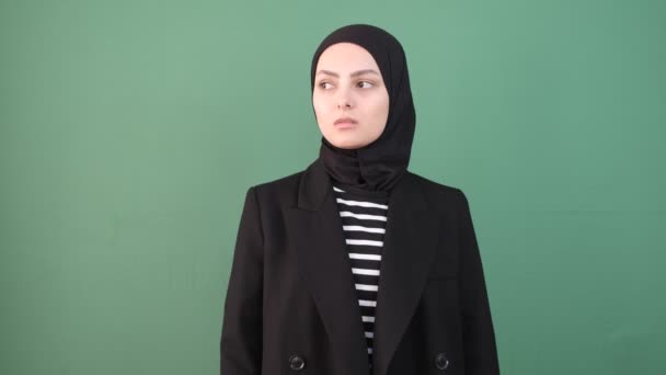 Muszlim Szomorú Muszlim Lány Aki Visel Fekete Ruhát Öleli Magát — Stock videók