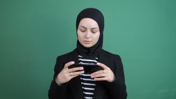 Muslimská Žena Show Telefon Obrazovka Smartphone Obrazovka Zelená Dívka Udržet — Stock video