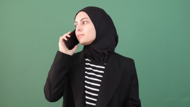 Muslimske Kvinde Taler Telefon Unge Seriøse Udtryk Taler Foran Grøn – Stock-video