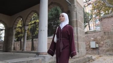 Kız Ziyaret Tarihi Camii, İslami tema turları, ünlü sehpa camileri gezi teması, avluda yürüyen Müslüman turistler.