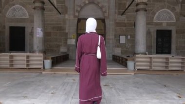 Hijabi Kız Camiye Gidiyor, Müslüman mekanı geziyor, tarihi İslami mimariler, ibadet için camiyi ziyaret ediyor