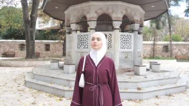 Turist Hijab Kız On Yard, ünlü sehpa camileri gezisi teması, avluda yürüyen Müslüman turist, kutsal İslami yer için Kafkas Müslüman turist gezisi 