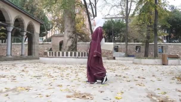 Muslim Girl Visiting Mosque Yard Πολιτιστικές Και Θρησκευτικές Εκδρομές Διάσημο — Αρχείο Βίντεο